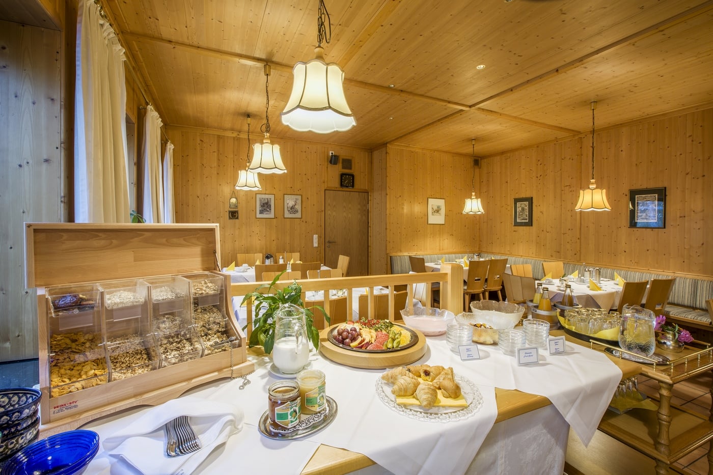 Erster Frühstücksraum mit Buffet erster-fruehstuecksraum-mit-buffet