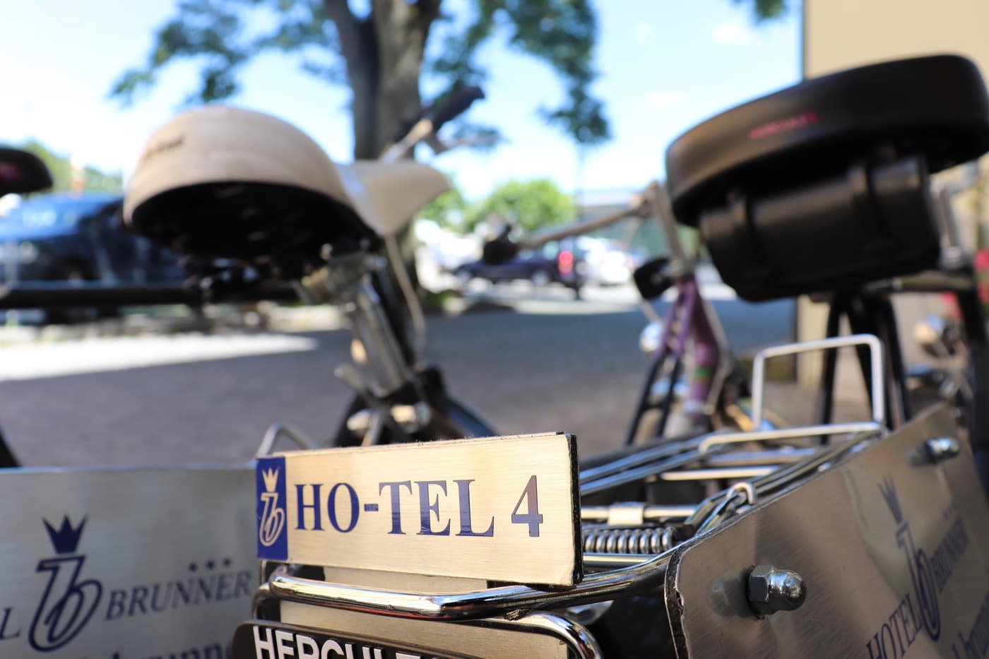 Hotel Brunner Fahrräder mit Nummernschild hotel-brunner-fahrrad-nummernschild