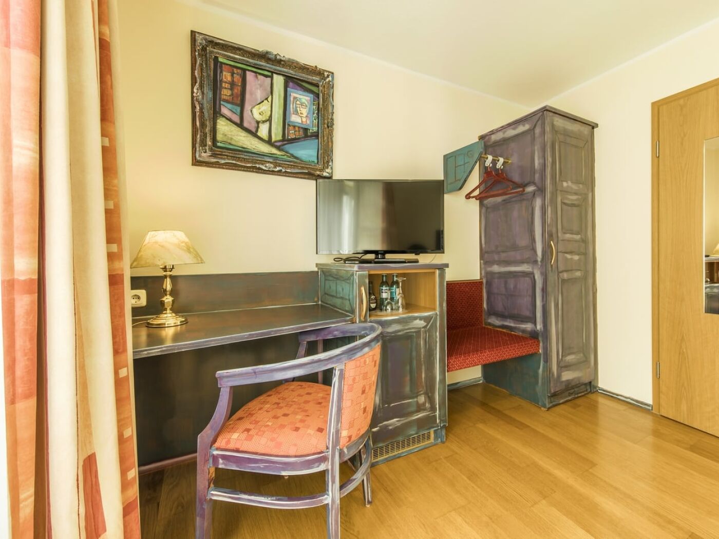 Einzelzimmer 1 Daniel Pari - Kunstzimmer 1 - Arbeitsplatz