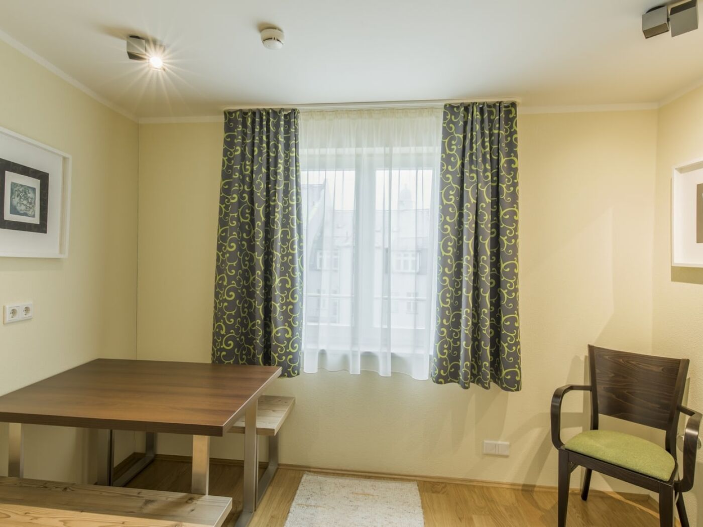 Suite 1 Marion Mack - mikromakrommakromikro - Essecke