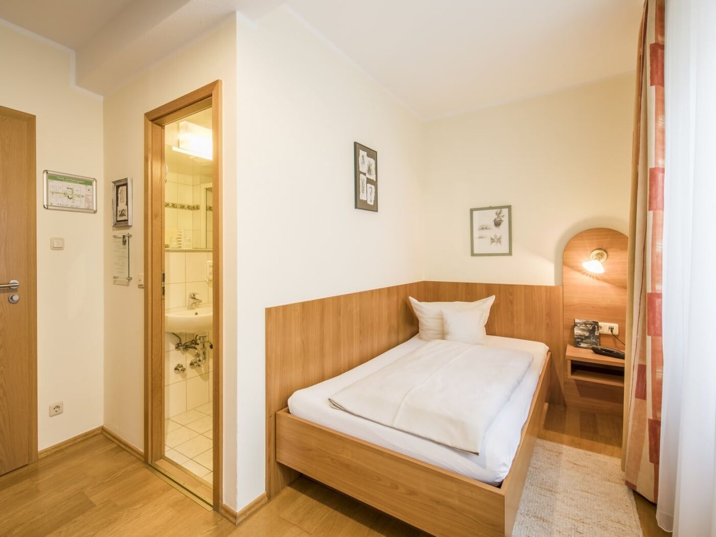 Single room 1 Marcus Trepesch - Am gelben Fluss - Schlafbereich und Badezimmer