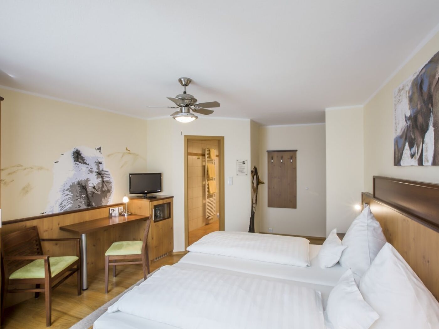 Juniorsuite 1 Marcus Trepesch - zimmerZoo - Blick vom Wintergarten