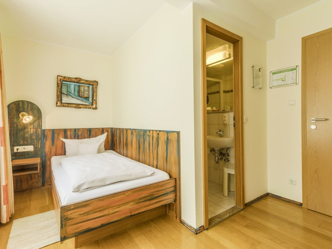 Einzelzimmer 1 Daniel Pari - Kunstzimmer 2 - Schlafbereich und Bad