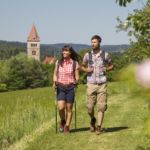 kastl-Wanderer-vor-Klosterburg-Stefan-Gruber