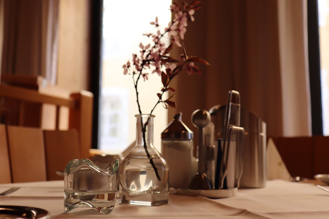 gedeckter-fruehstueckstisch-im-hotel-brunner