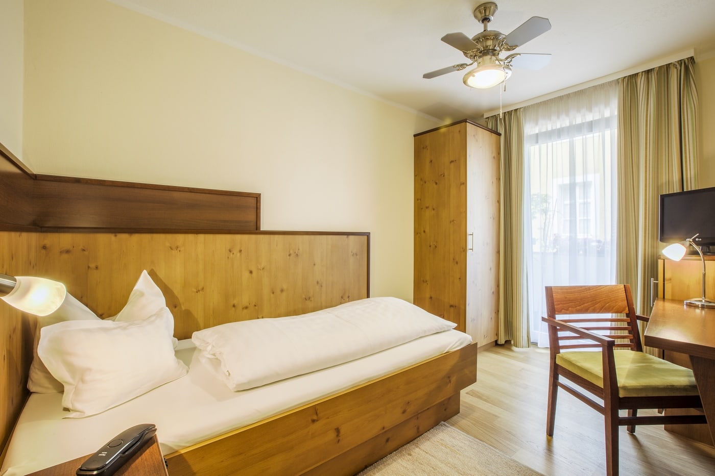 Unfurnished standard single room