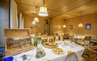 Im ersten Frühstücksraum finden Sie normalerweise das Buffet, bei dem Sie sich gern bedienen dürfen. Oft werden hier zeitlich begrenzt auch Kunstwerke Amberger Künstler ausgestellt. So schmeckt das Frühstück gleich doppelt so gut!