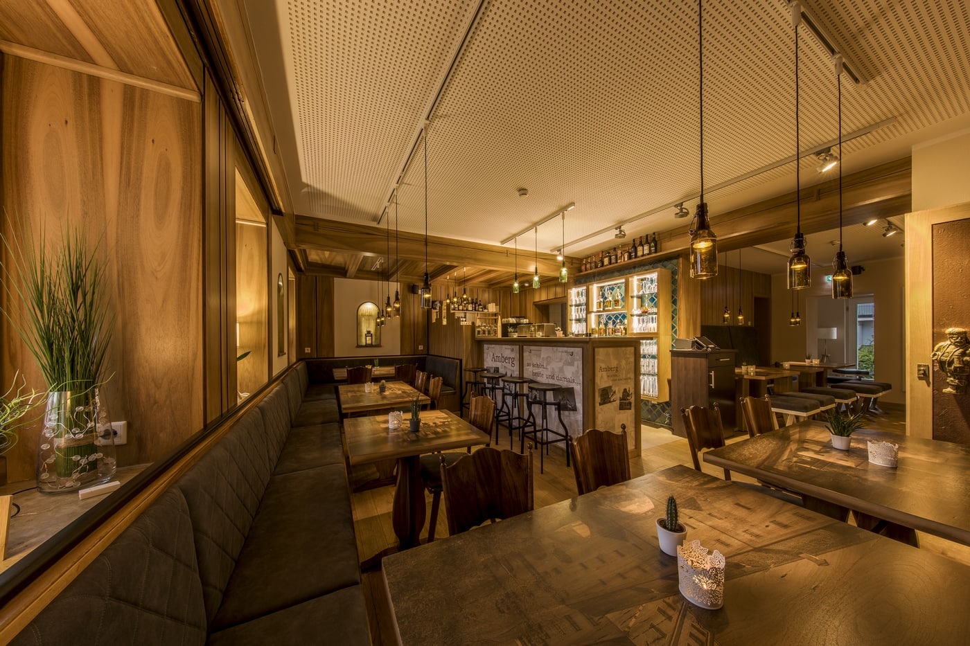 Our bar-bistro-wine bar Atelier Teufelsbäck offers coziness in a stylish atmosphere.