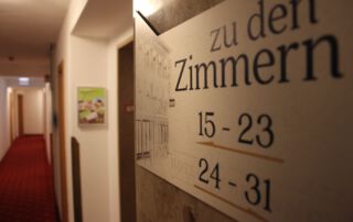 Preise im Hotel Brunner Amberg 9 Im Hotel Brunner finden Sie überall hilfreiche Wegweiser. Hier das Hinweisschild in der ersten Etage. Aber auch andere Orte, wie zum Beispiel die Garage, sind entsprechend ausgeschildert.