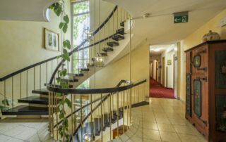 Im Herzen des Hotels befindet sich unsere Wendeltreppe aus italienischem Marmor. Stilvoll verbindet sie die Etagen.