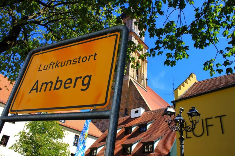 Das Ortsschild zum Luftkunstort Amberg