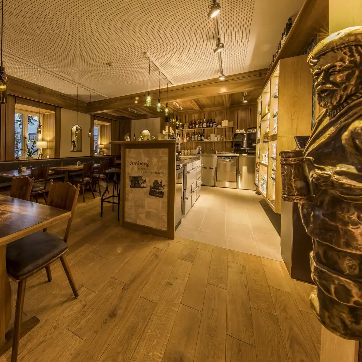 Theke und Gastraum der Bar Bistro Weinstube Atelier Teufelsbar, die zugehörige gastronomische Einrichtung neben dem Hotel Brunner Amberg.