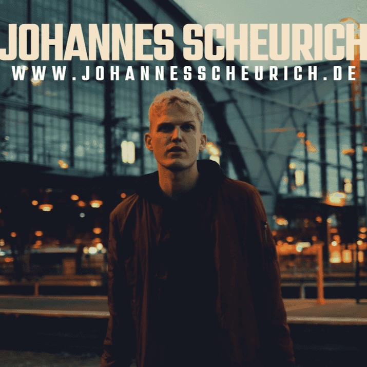 Johannes Scheurich vor moderner Architektur bei Nacht, urbanes Ambiente.