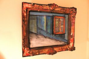 Another framed picture by Daniel Pari, offering a glimpse into a supposedly empty space.