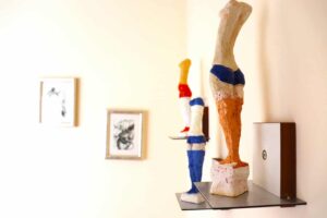 Gerd Kaiser surprises with fascinating statuettes of human lower bodies.