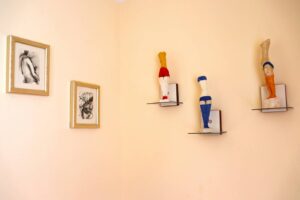 In Gerd Kaiser's art room, the focus is on the grace of beautiful legs, which he has immortalized in statuettes and paintings.