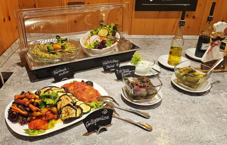 Salate auf unserem Frühstücksbuffet, stilvoll serviert