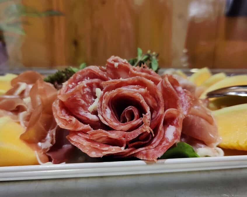 Arrangement an Salami und Käse auf dem Frühstücksbuffet