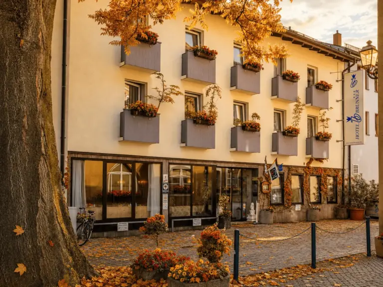 Das Hotel Brunner Amberg im Herbst von außen