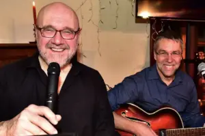 Das Duo Schaumberger & Schulz bei einem Auftritt in Schwandorf
