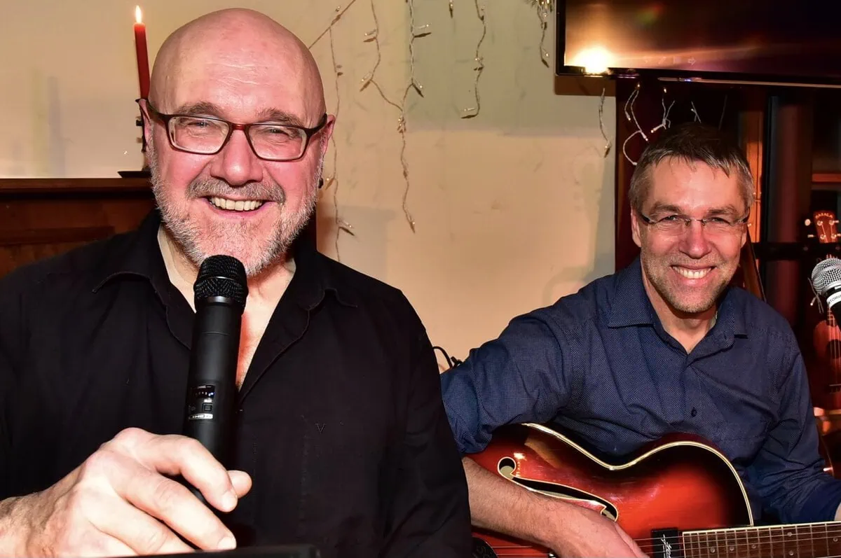 Das Duo Schaumberger & Schulz bei einem Auftritt in Schwandorf